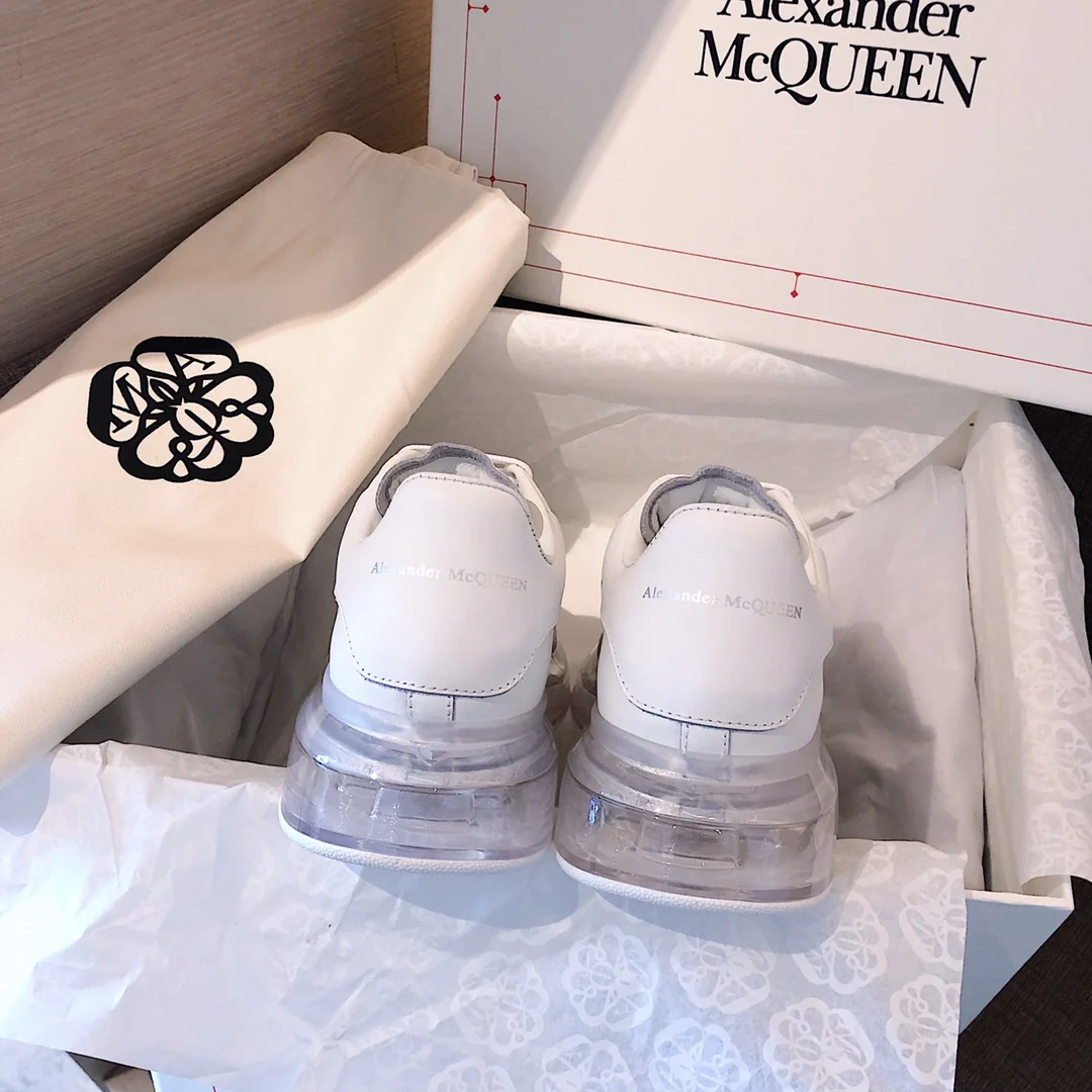 Белые кроссовки McQueen с прозрачной резиновой подошвой