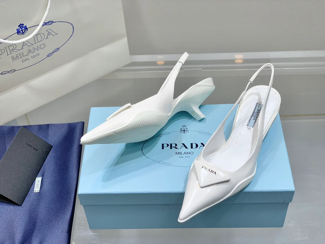 Prada - Белые туфли на низком каблуке