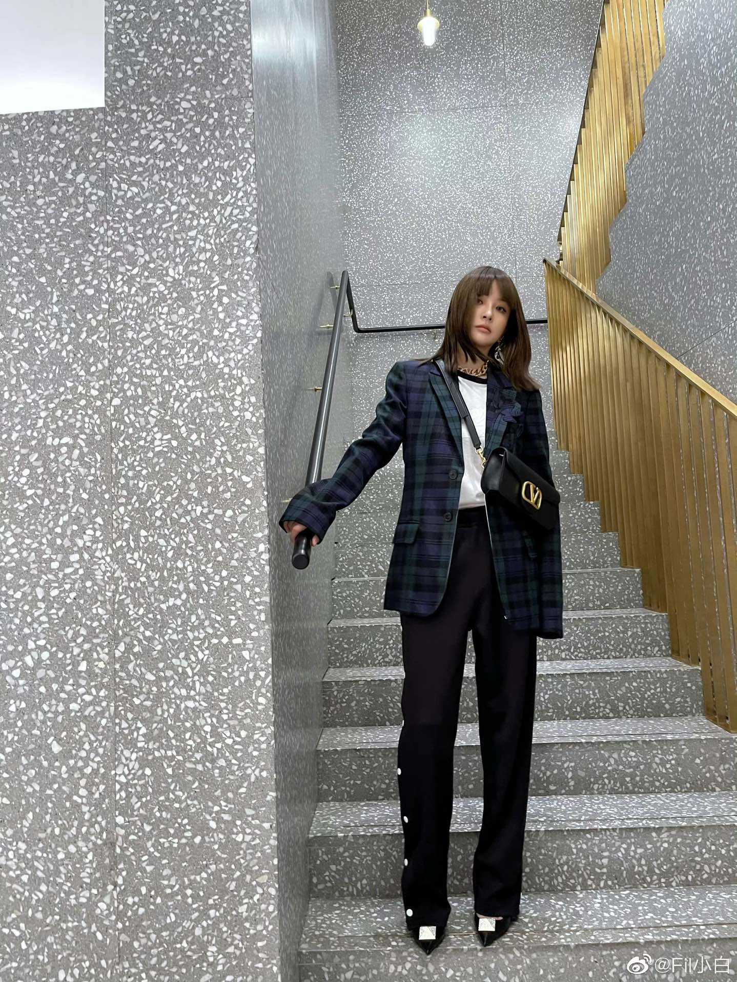 Новинка сезона ?Начало осени? от Valentino 2022 — туфли на среднем каблуке с заклепками — фотографии вживую.