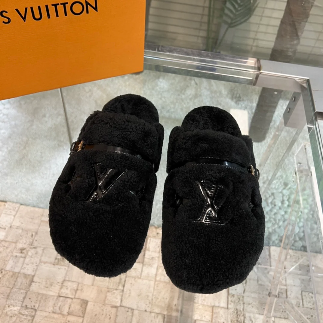 Новинка весны 2022 года от LV - Меховые полутапочки - Черные