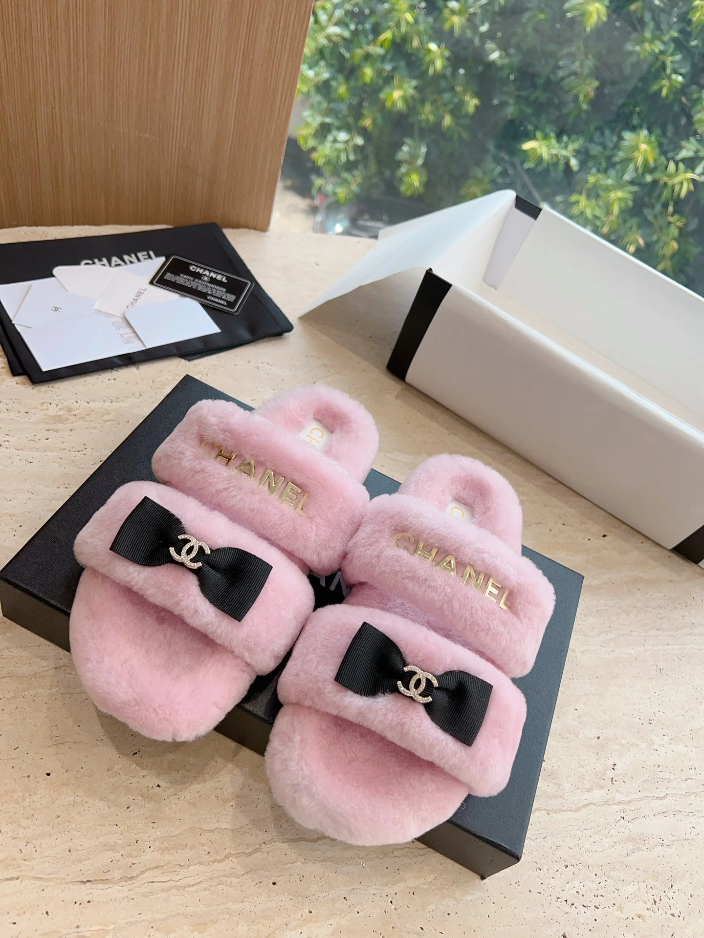 Новинка 2023 года от Chanel - Меховые тапочки - Розовые с бантиком