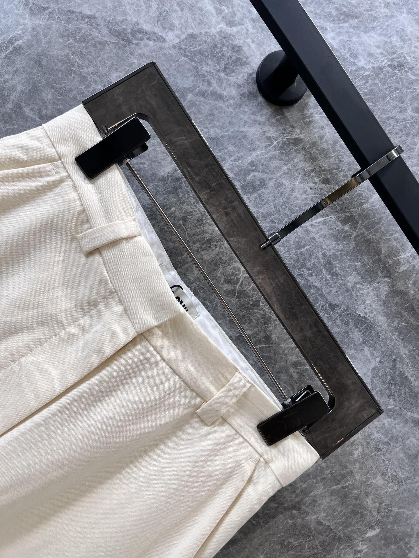 Miu Miu-2404-Milkshake Белый костюм с шортами