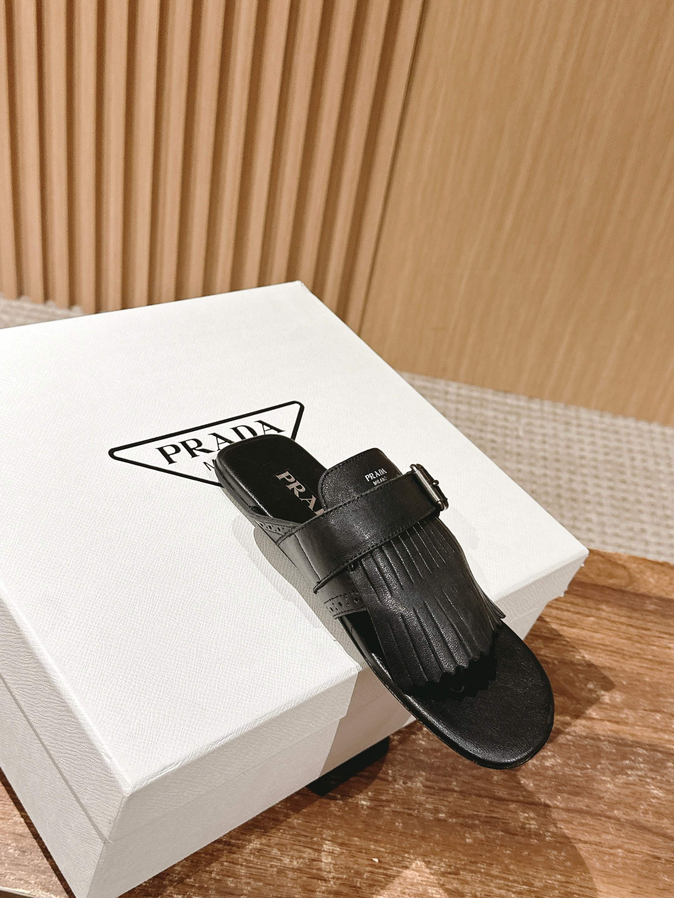 Новинка сезона весна/лето 2025 от Prada - Ретро-сандалии с кисточками - Подиумный образ - Черные