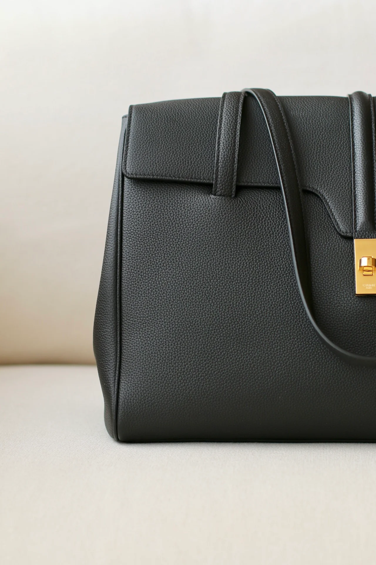 Сумка Celine Soft 16 Large из зернистой телячьей кожи