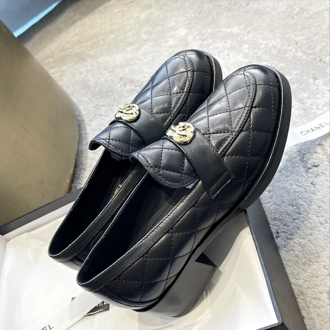 Новинка сезона весна/лето 2023 от Chanel — массивные лоферы в форме сердца с пряжкой.