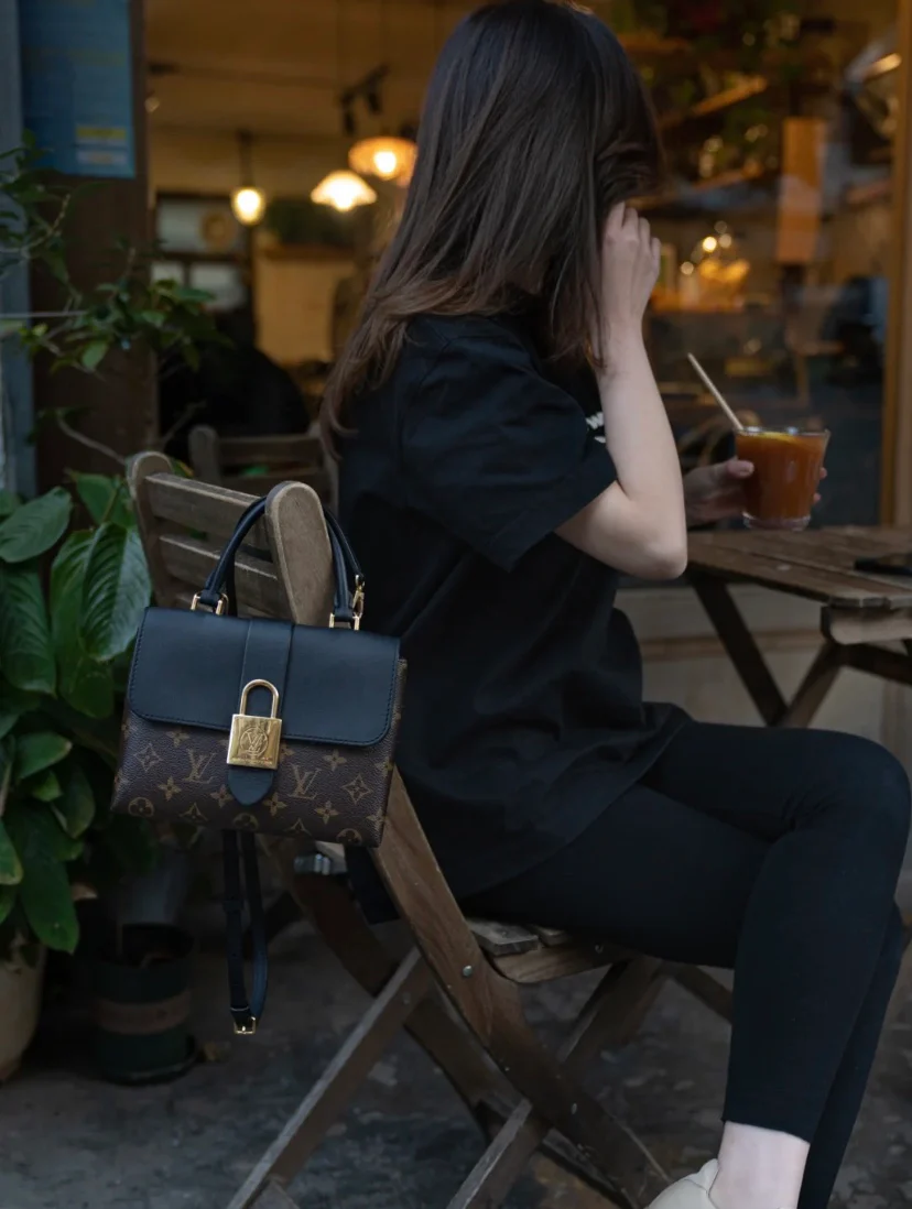 m44321-LV-locky-lock bag-black