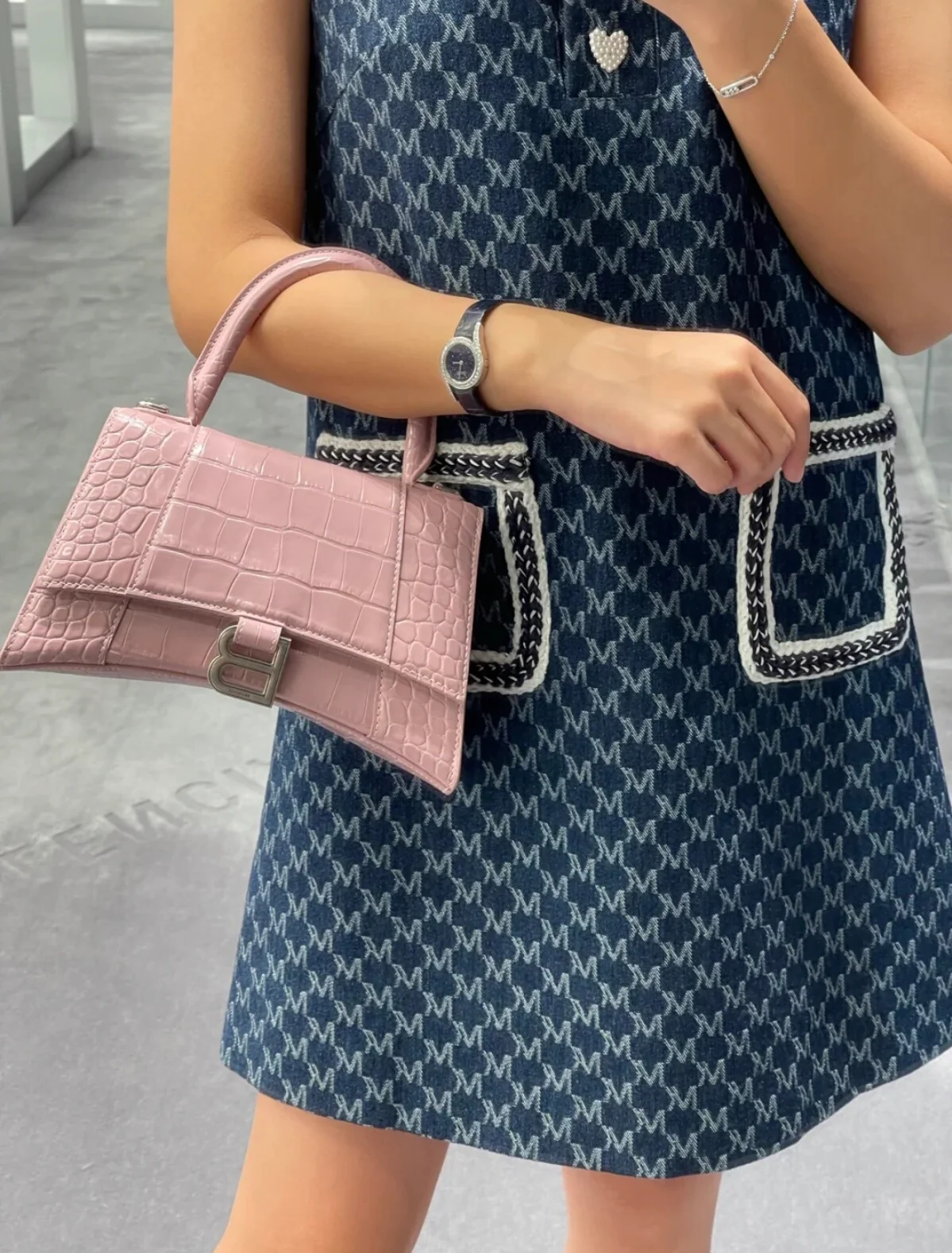 Сумка Balenciaga Hourglass, размер XS, цвет пыльно-розовый, с крокодиловым принтом.