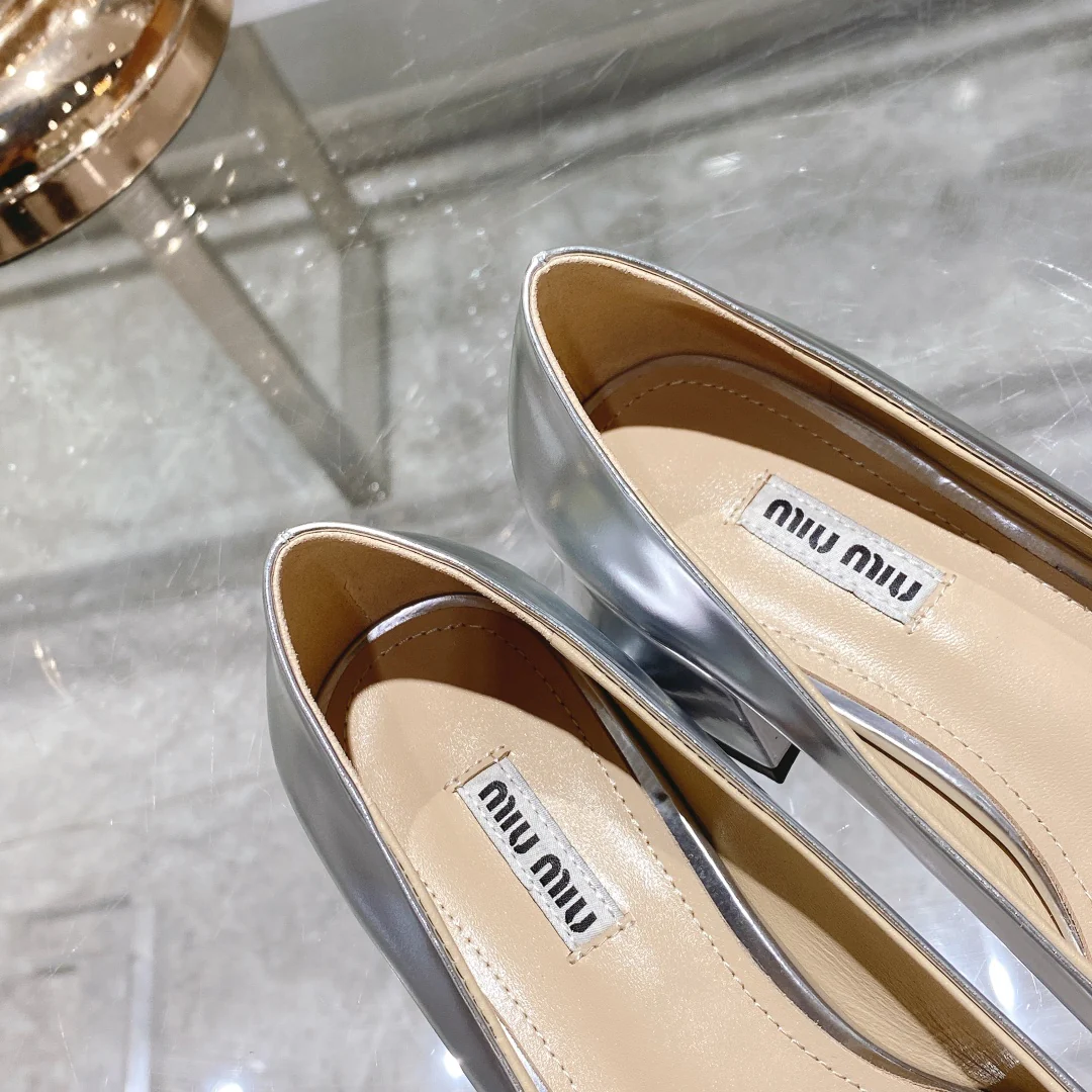 Новинка сезона осень/зима 2022 от Miu Miu - Туфли на низком каблуке с квадратным носком - Серебристые