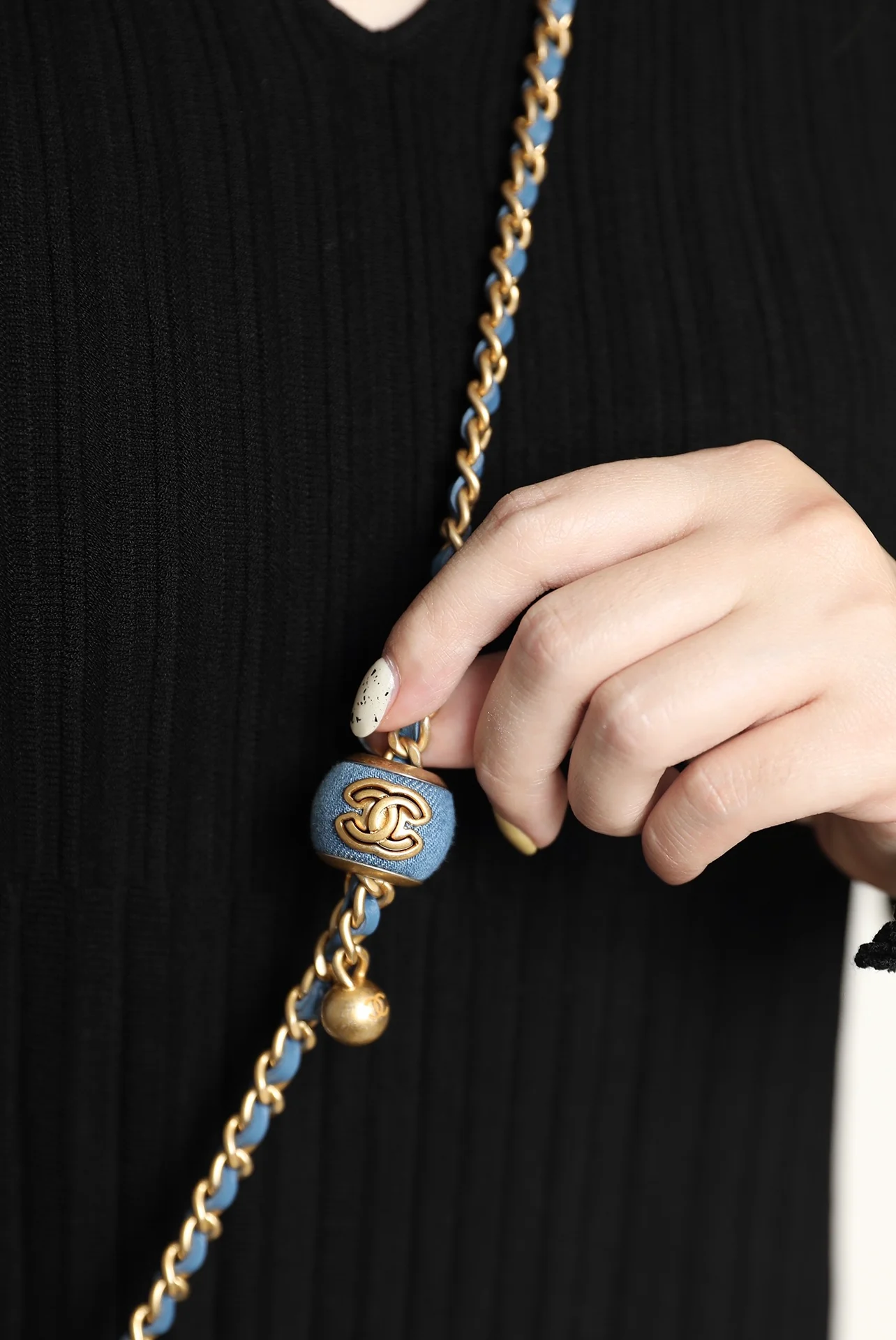 Маленькая квадратная коробочка Chanel Denim Gold Ball, светло-голубая.