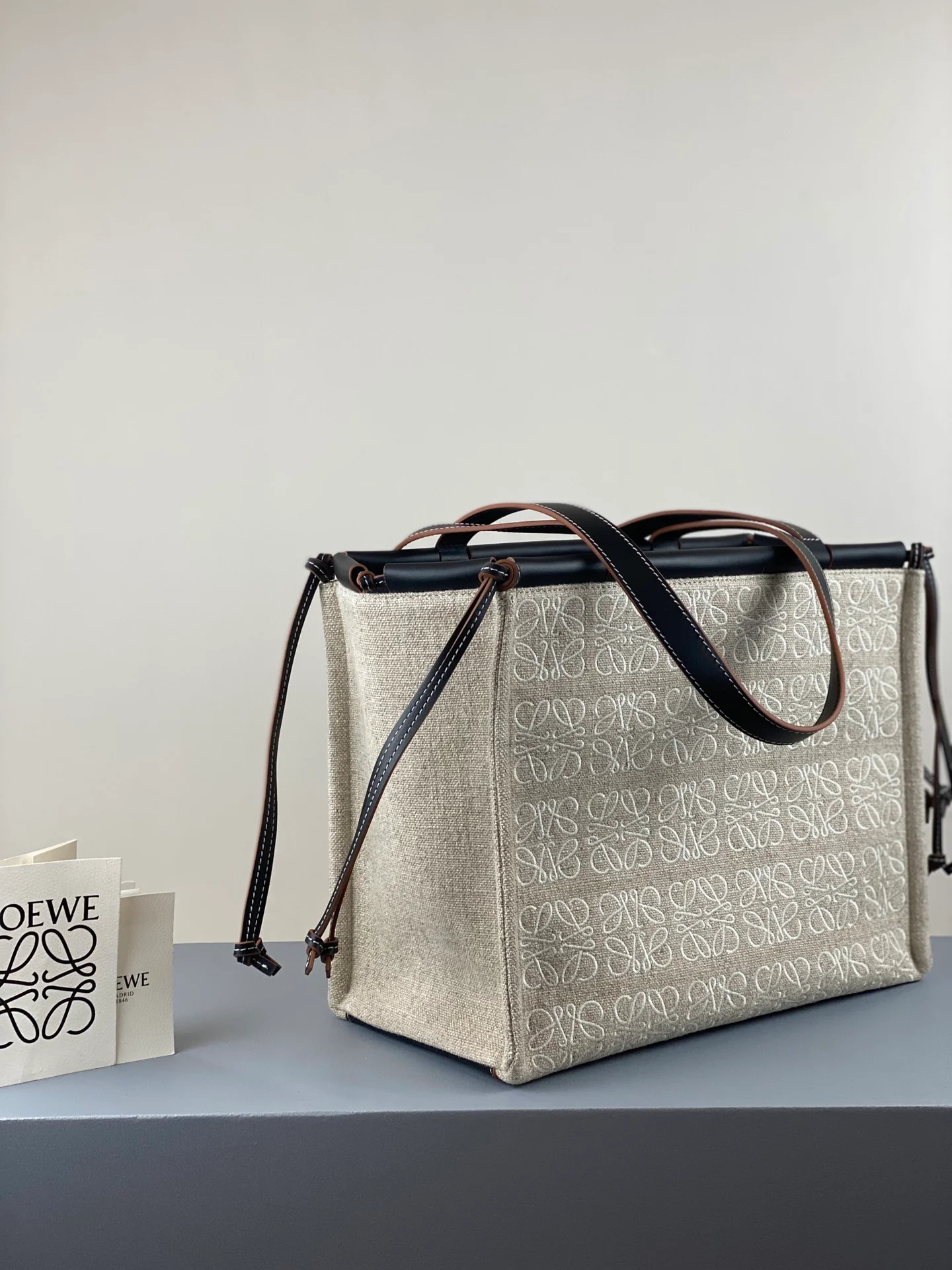 Сумка-тоут Loewe с подушкой, маленькая