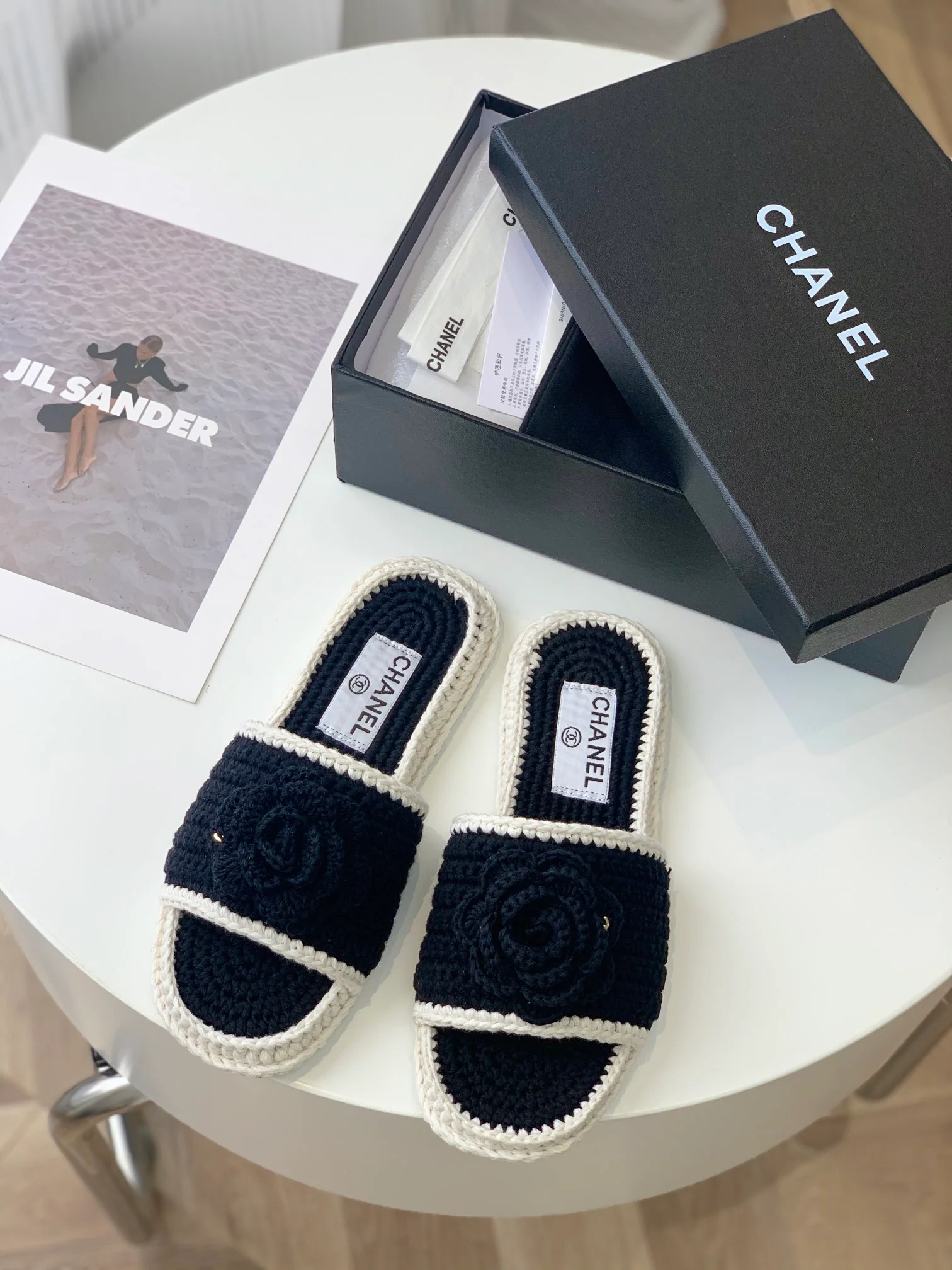 Новинка сезона весна/лето 2023 от Chanel - шерстяные вязаные тапочки 