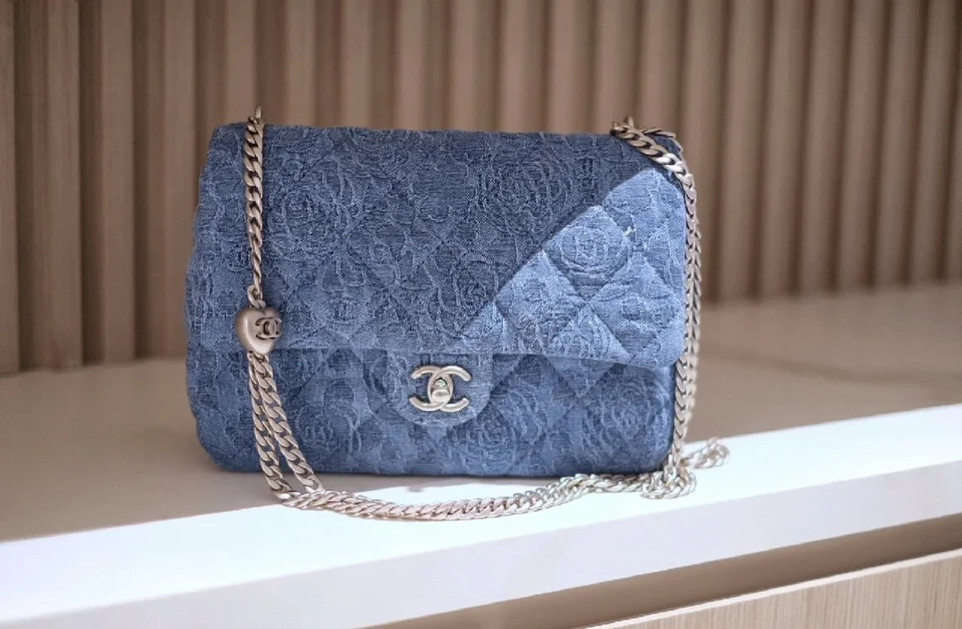 Коллекция Chanel Весна/Лето 2023 - Джинсовый узел в форме сердца с камелией - Квадратный - Светло-голубая серебряная пряжка - 24 см