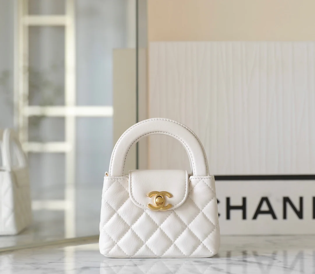 Миниатюрная сумочка Chanel Kelly на цепочке, белая.