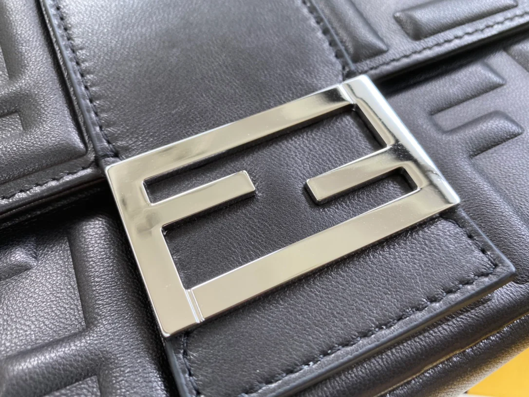Сумка Fendi Baguette Medium из черной кожи - 2 шт.