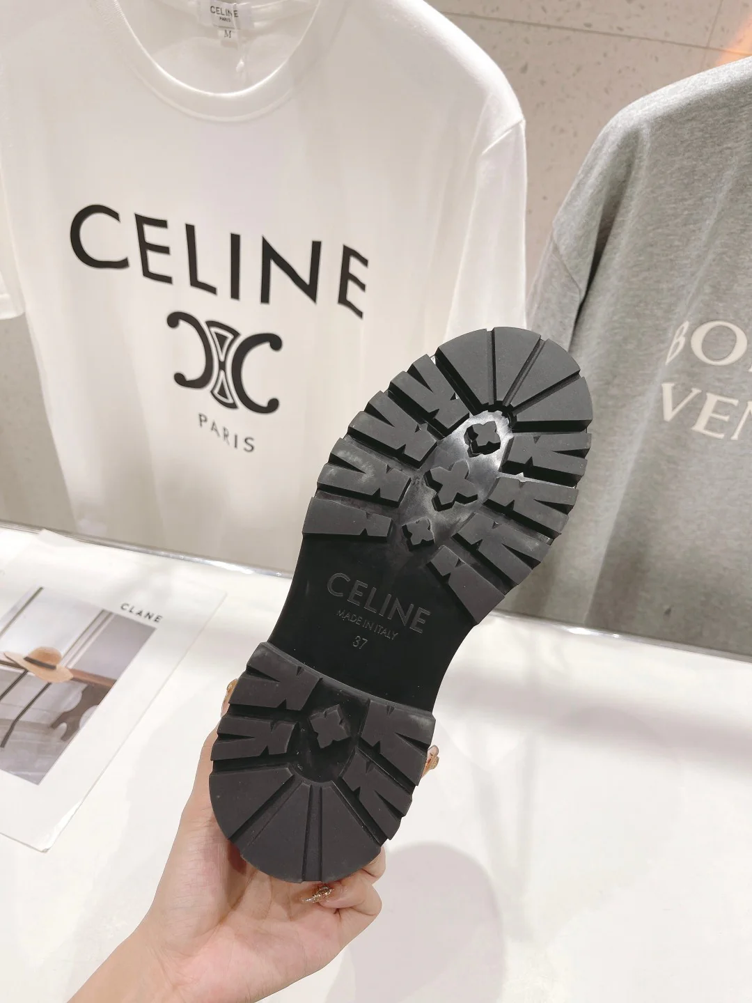 Celine - Новинка сезона осень/зима 2023 - Ретро-ботильоны с тиснением 