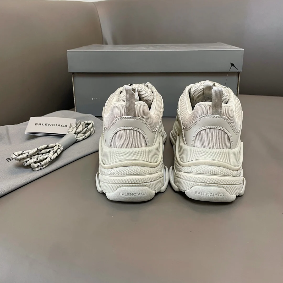 Кроссовки Balenciaga Triples на платформе, спортивные, массивные, белые.