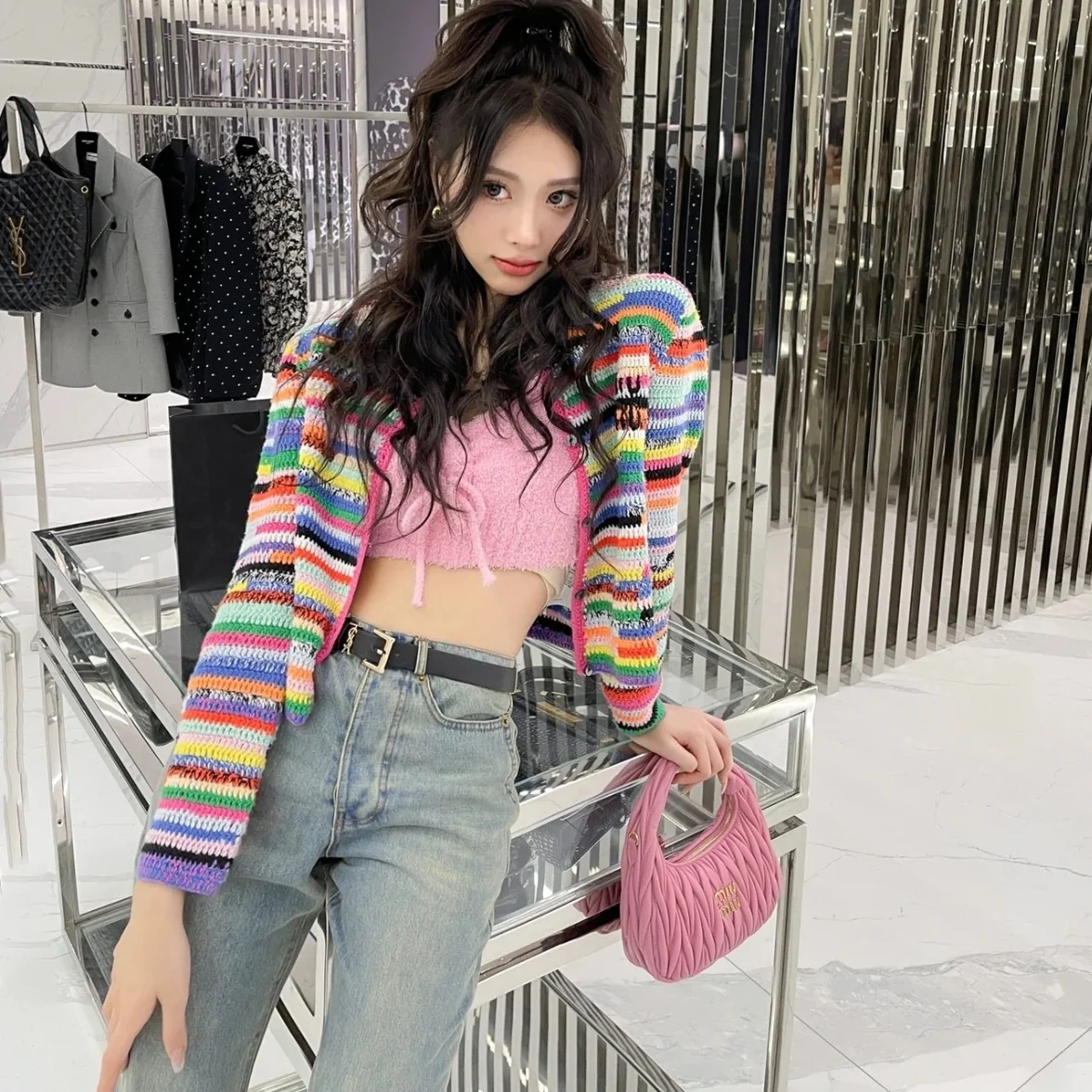 Сумка Miu Miu Wander — подборка фотографий, демонстрирующих людей, носящих её.