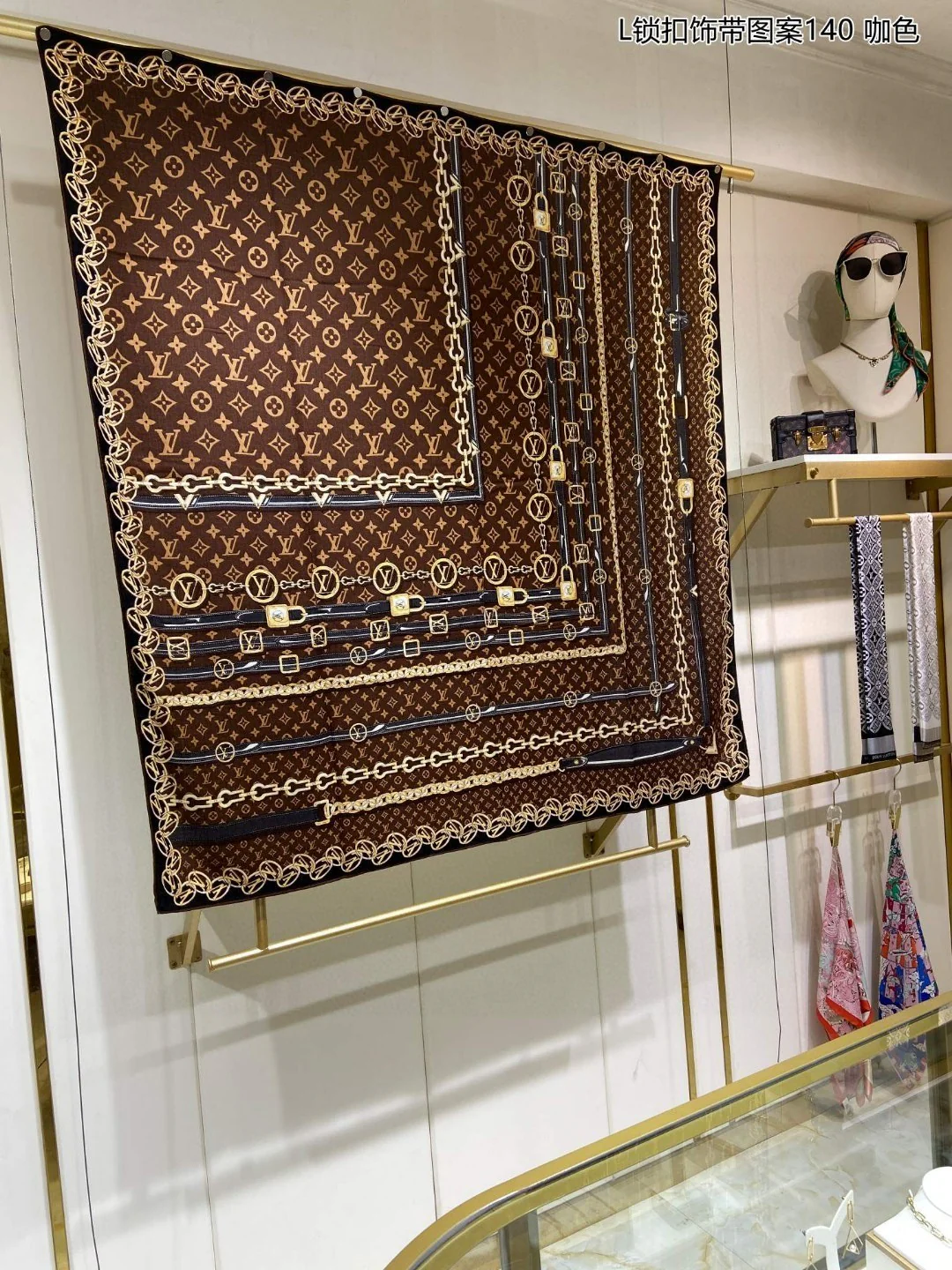 Кашемировый шарф с монограммой LV, 140 см, 70% кашемир, 30% шелк.