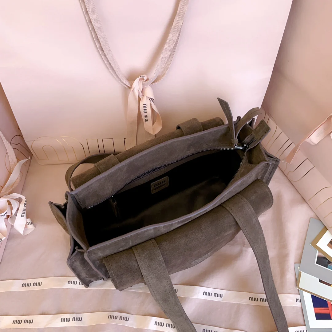 Сумка-мессенджер Miu Miu 5ba178 из замши, коричневая.