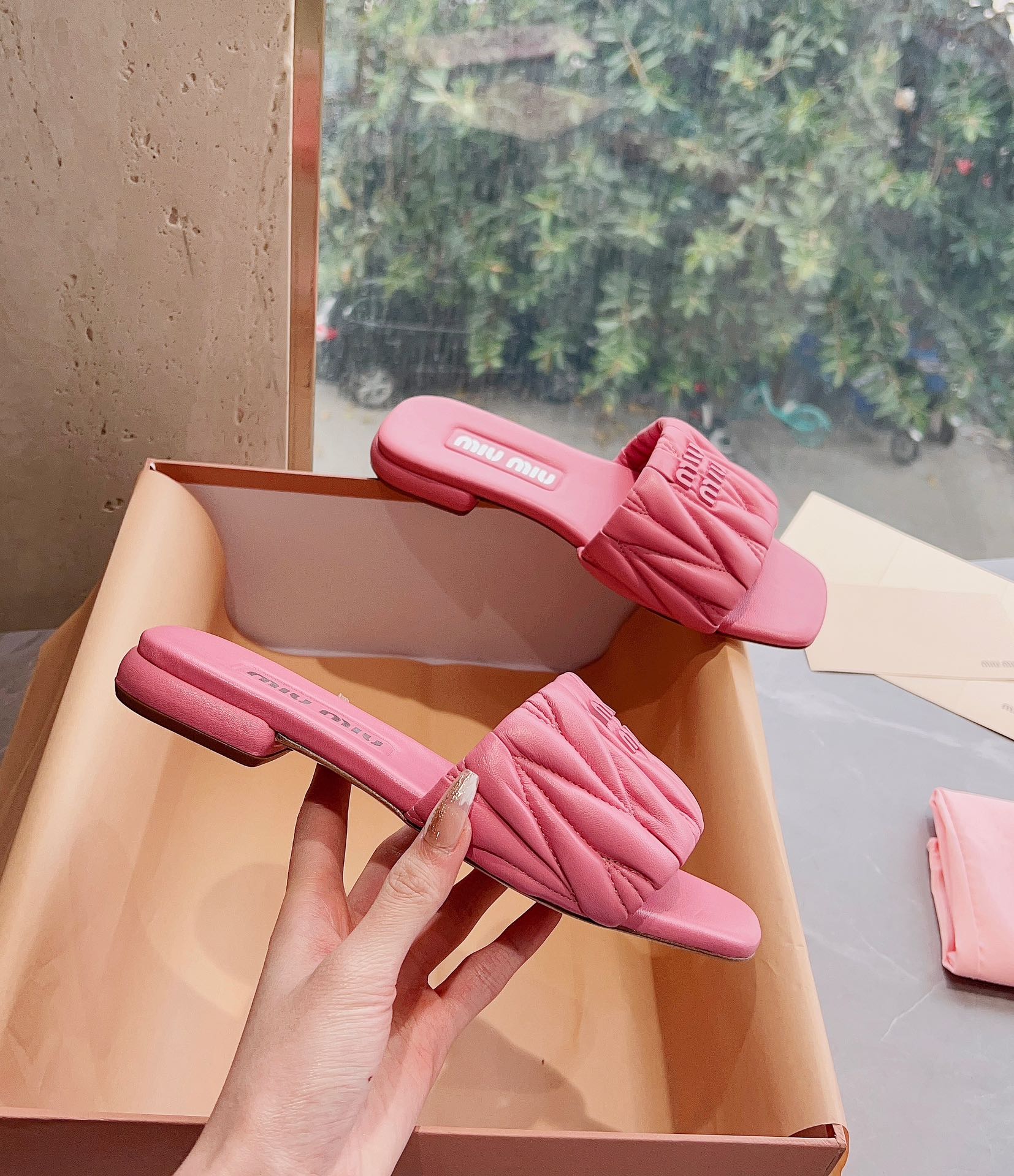 Новинка сезона весна/лето 2023 от Miu Miu - плоские тапочки из овечьей кожи - розовые