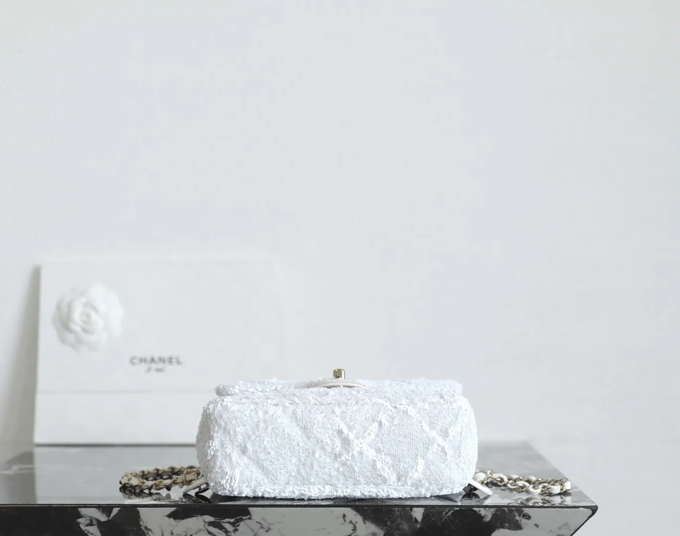 Мини-рюкзак Chanel 25b с пайетками - белый