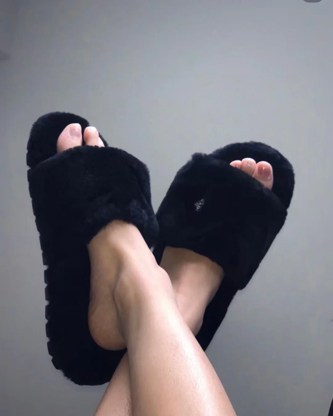 Новинка сезона осень/зима 2023 от Prada - Шерстяные тапочки - Треугольный логотип сбоку - Черные