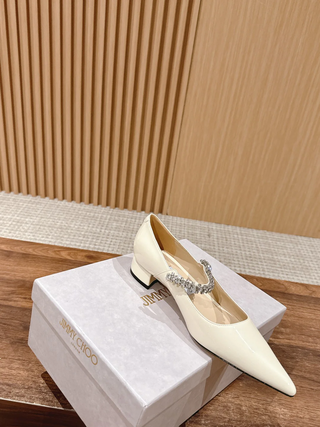 Туфли Jimmy Mary Jane с хрустальным колье на одной лямке — белые.