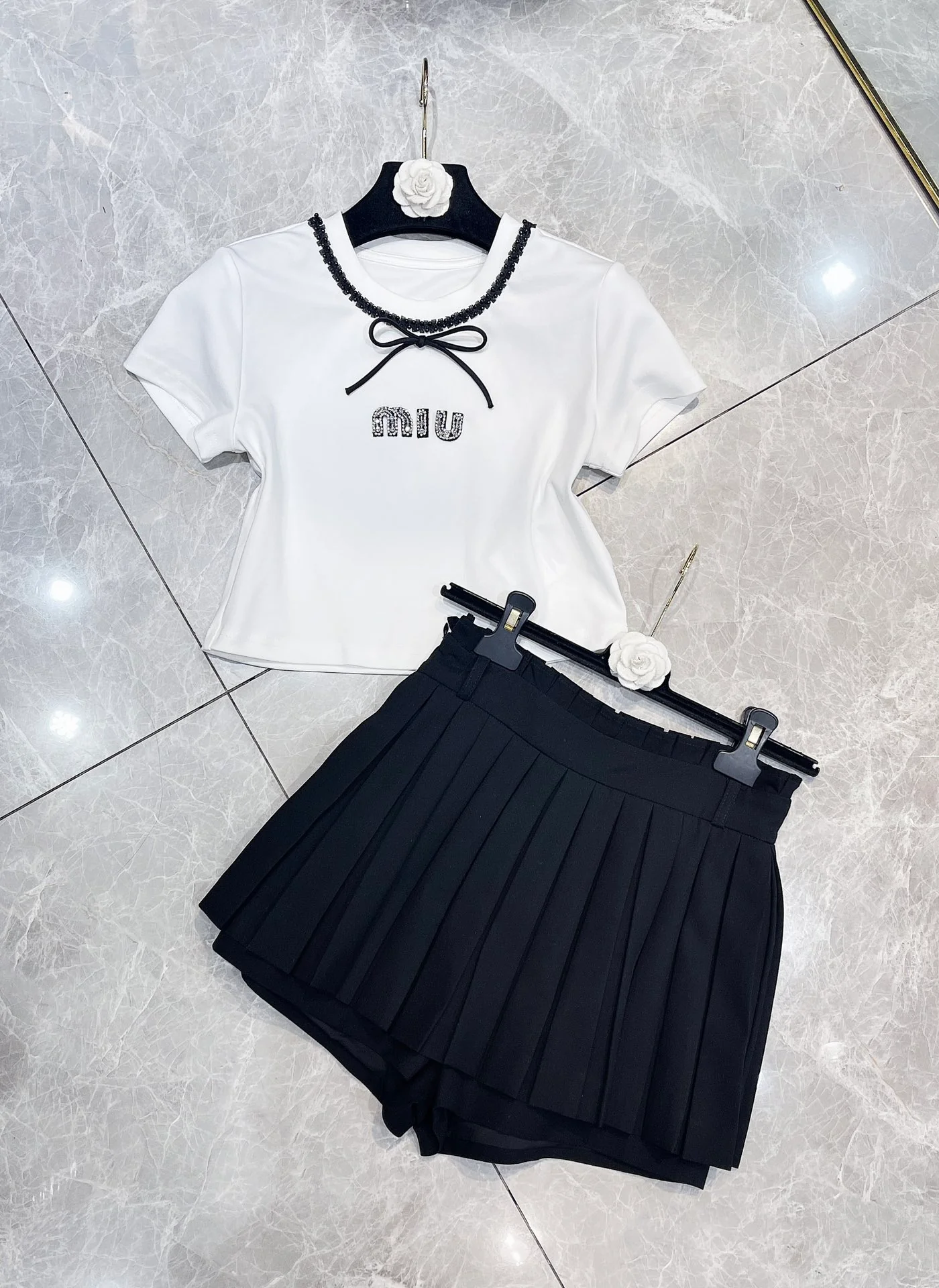 Ожерелье Miu Miu-2404-24ss с массивным бантом из стразов