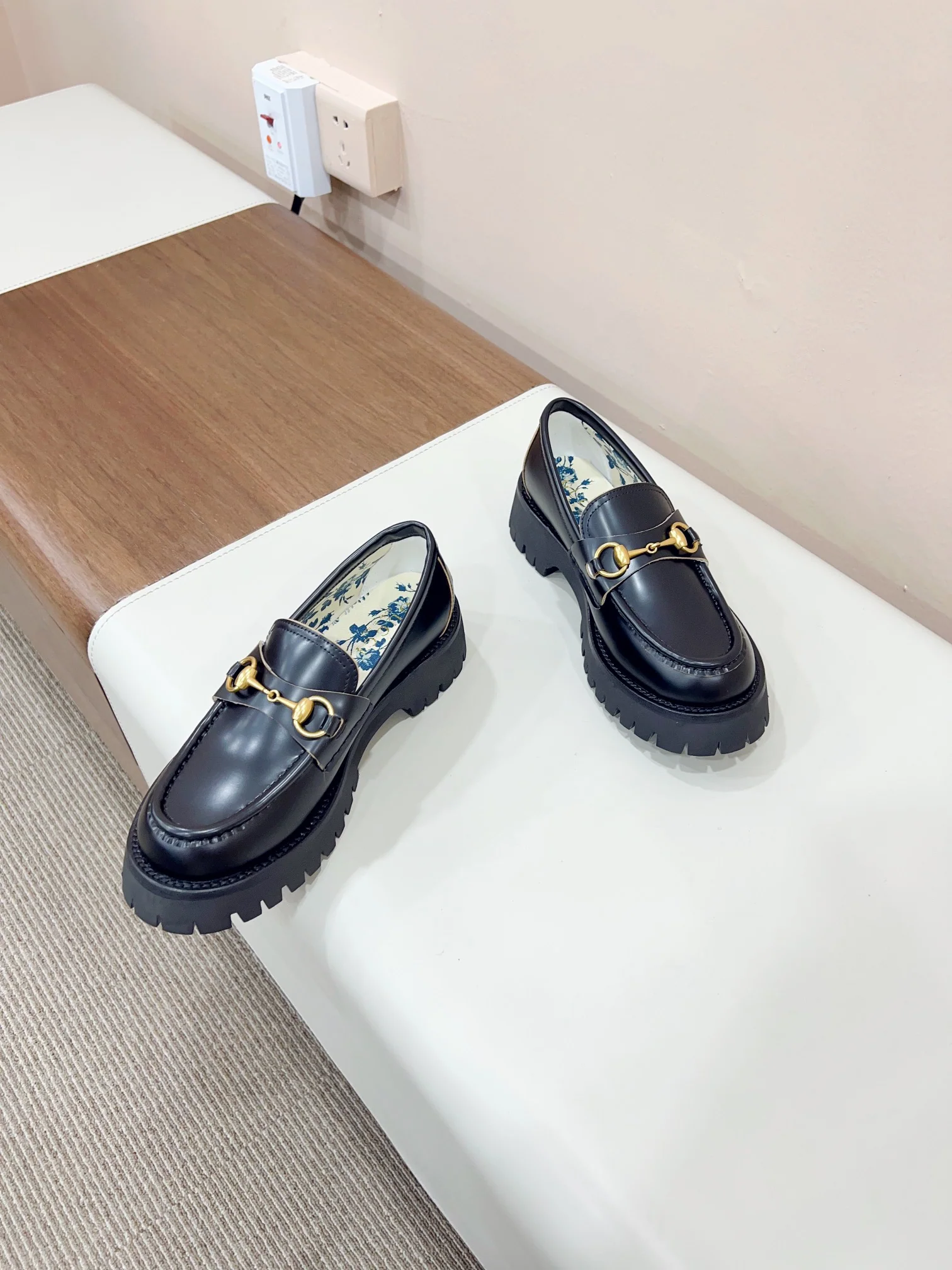 Лоферы Gucci из коллекции Осень/Зима 2023 — матовый черный