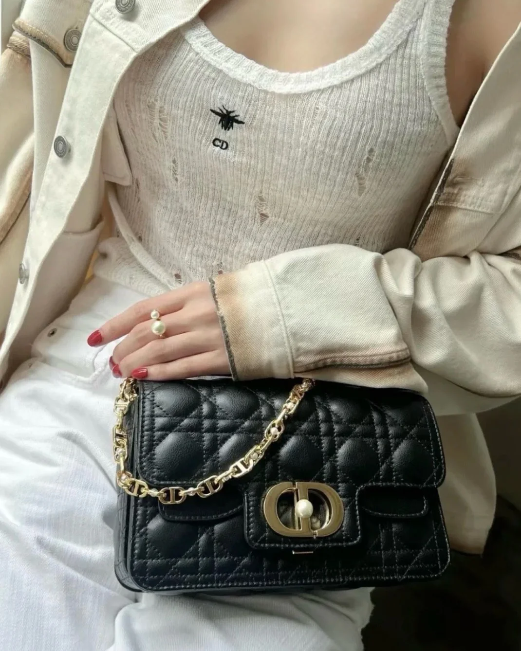 Сумка Dior Jolie с жемчужной цепочкой, черная, средний размер.