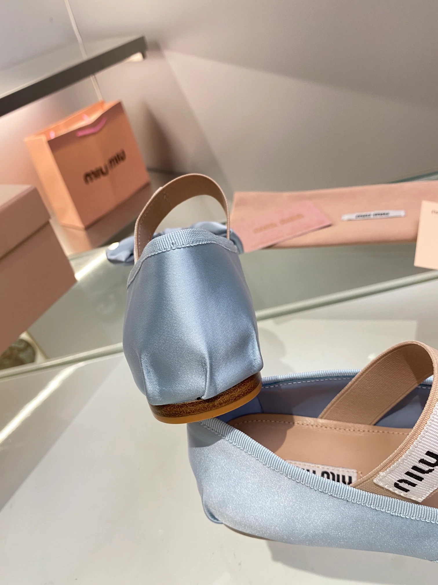 Новинка весны 2022 года от Miu Miu - балетки Bow - синие