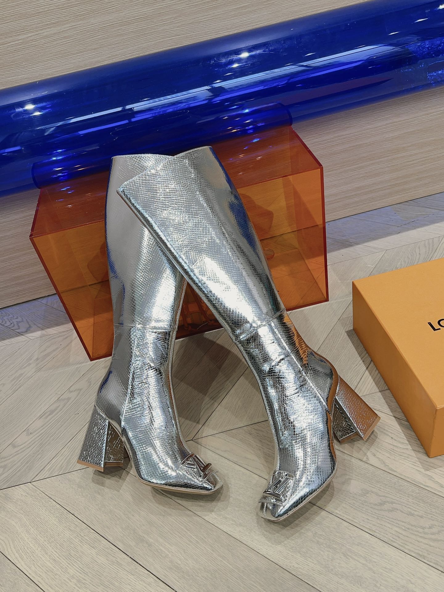 Новинки из бутика LV осень/зима 2023 — Ботинки с подиума — Массивные ботинки на высоком каблуке — Серебристые