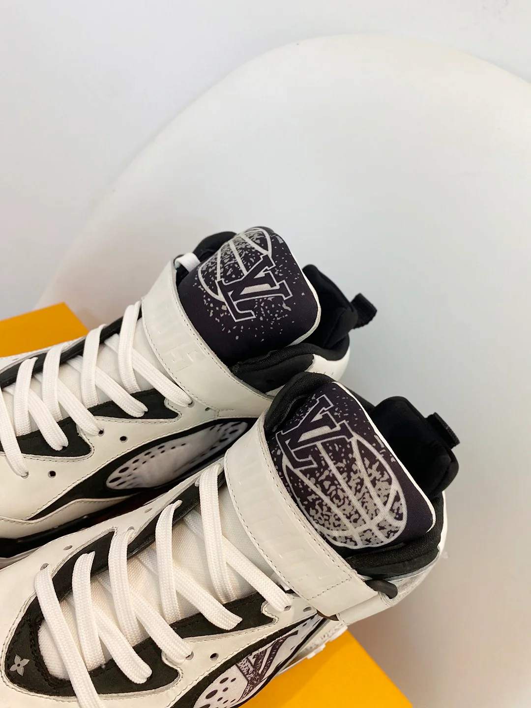 Баскетбольные кроссовки LV-trainer2 - белые