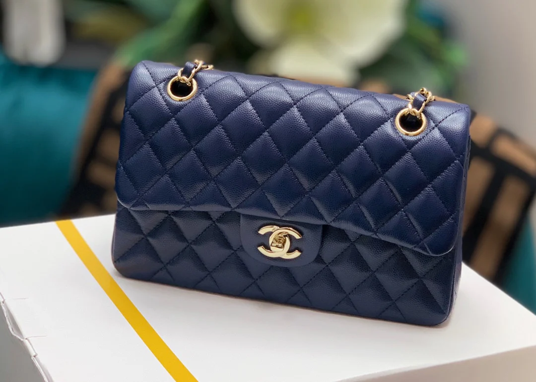 Chanel - Маленькая сумка из телячьей кожи с шариковым узором - CF - Темно-синий - 23 см