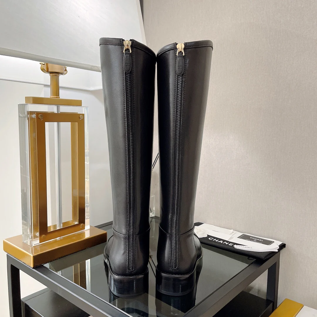 Ботинки Chanel с подиума 2022 года - черные.