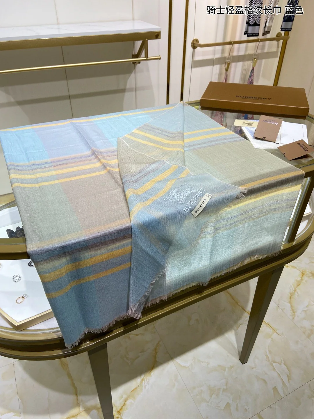 Длинный шарф Burberry Knight Light Check - 90 см x 205 см x 100 см - изготовлен из импортного чистого кашемира.