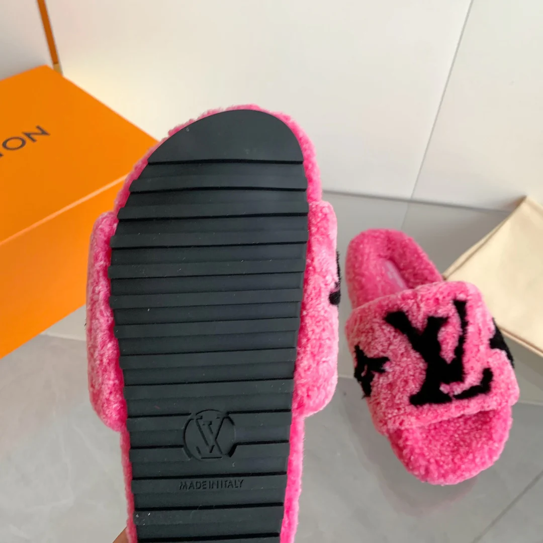 Новинка осенне-зимней коллекции LV 2023 — шерстяные тапочки — розовые.