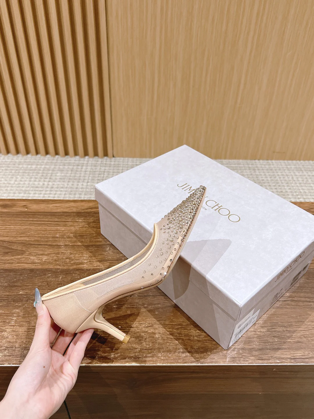 Туфли на высоком каблуке с острым носком и кристаллами Swarovski от Jimmy Swarovski – абрикосовый цвет.