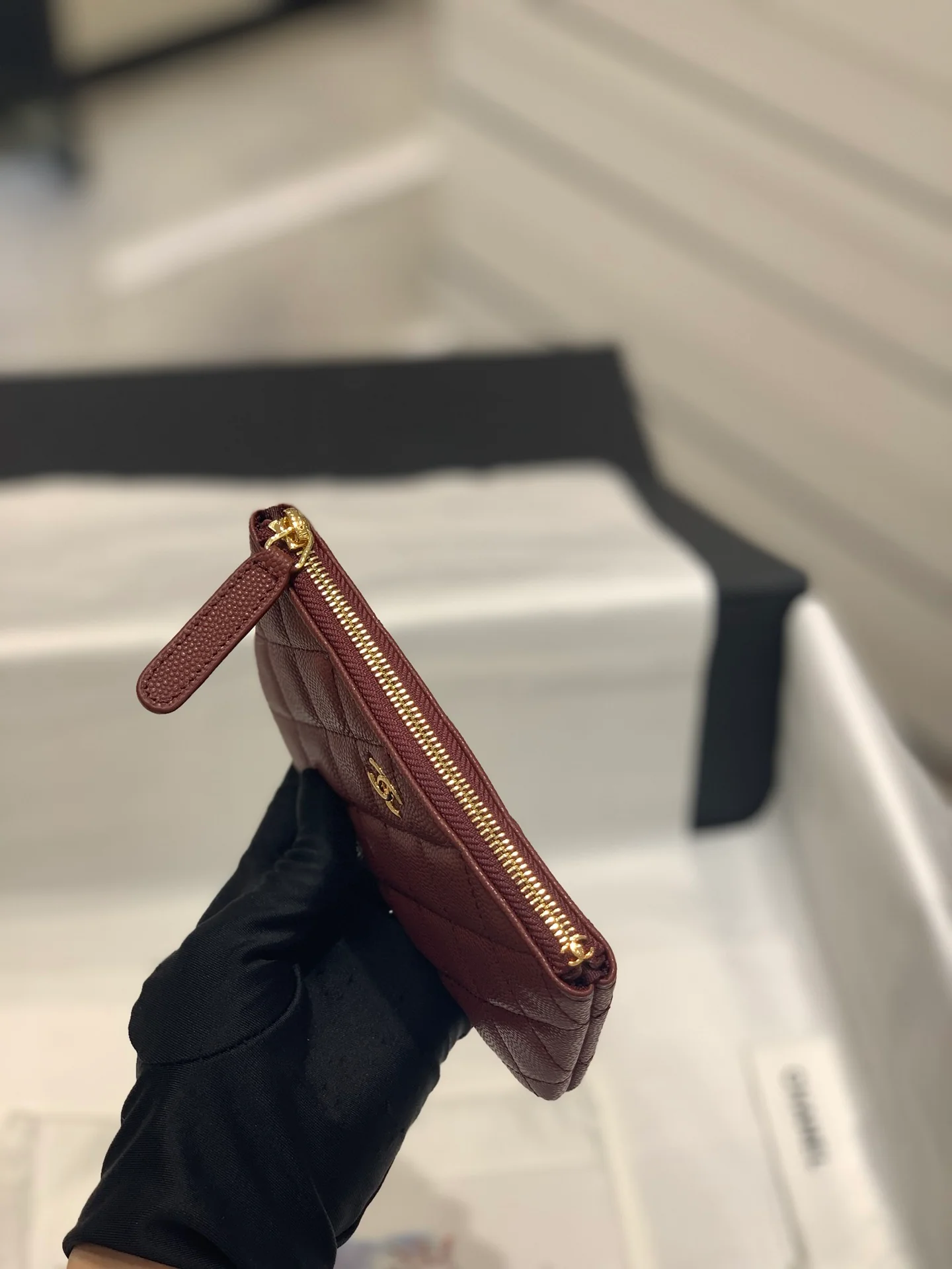 Классический кожаный кошелек на молнии Chanel из серии 19 — бордовый.