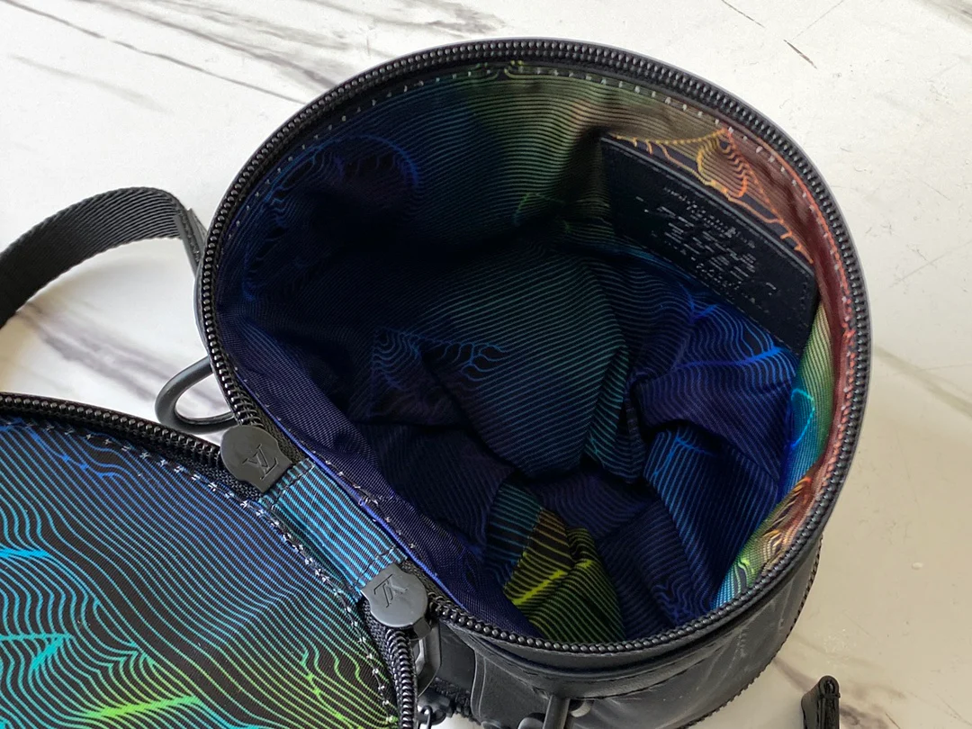 lv-m45604-expandable-polochon-handbag