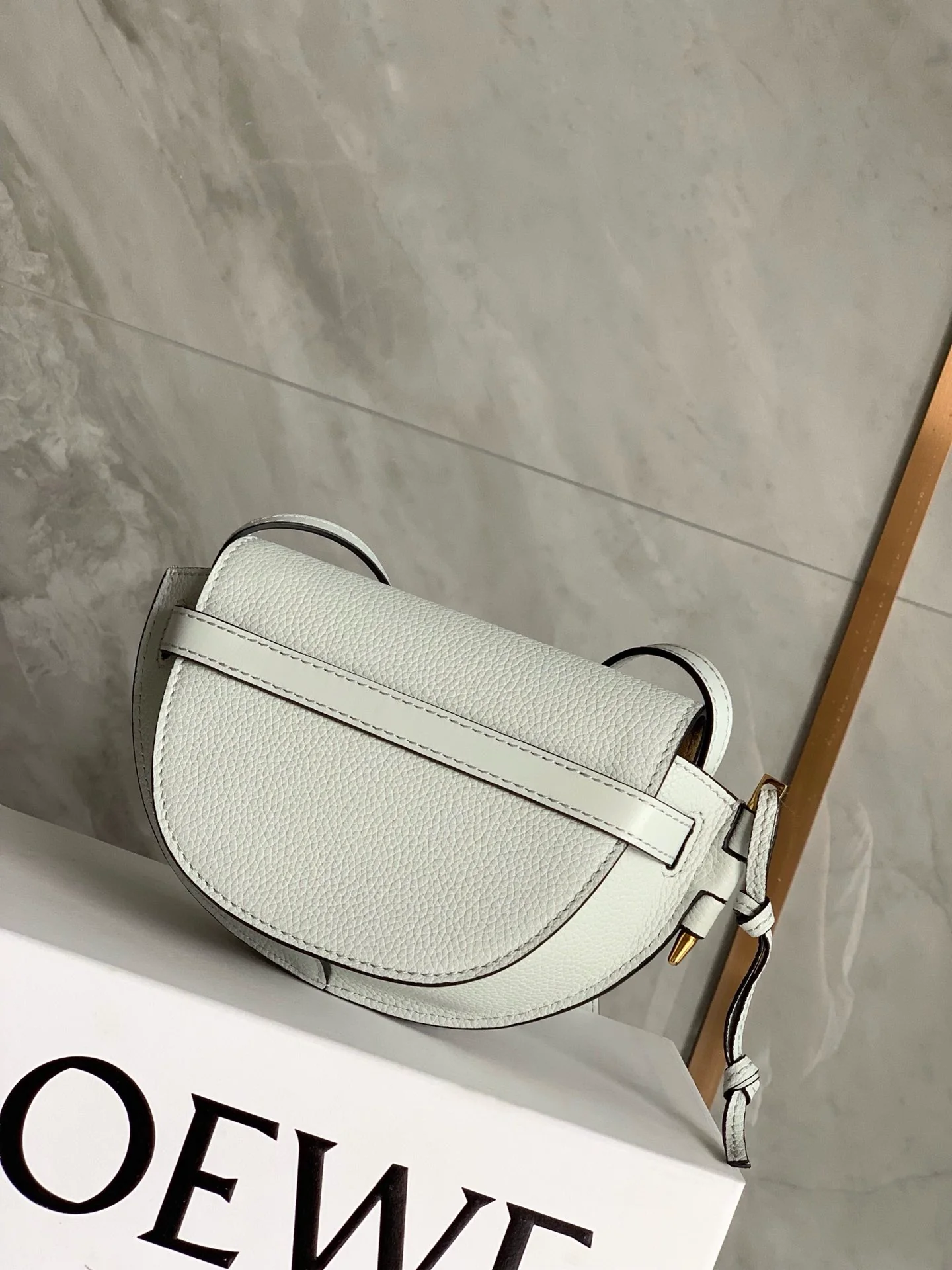 Loewe-gate-mini-21x12-5x9-5-cm-9