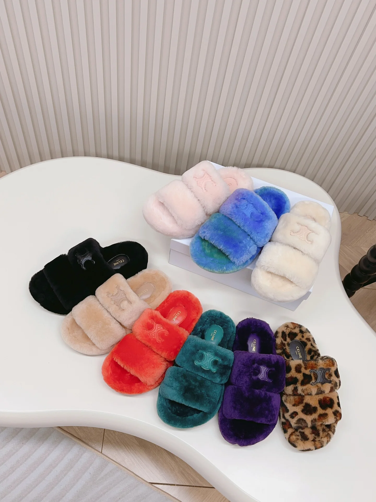 Новинка сезона осень/зима 2023 от Celine - Меховые тапочки - Синие