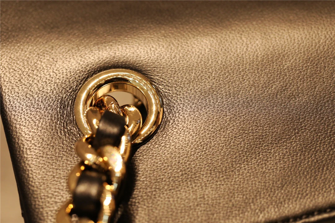 Миниатюрный кулон-значок Chanel CF