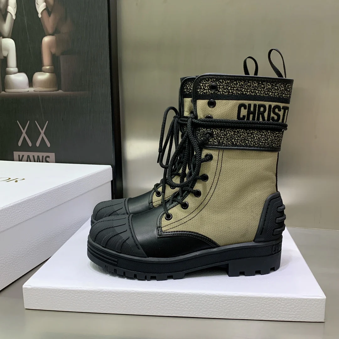 Ботинки Dior d-major Martin с вышитым логотипом в стиле колор-блок и закругленным носком — абрикосово-зеленого цвета.