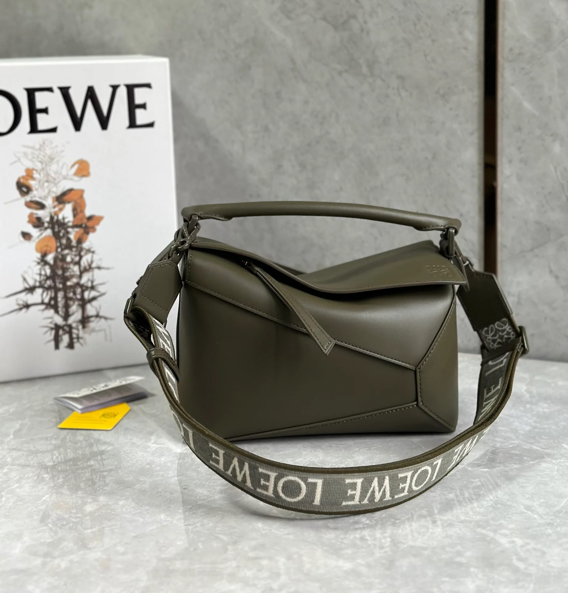 Сумка Loewe Puzzle Geometric с плечевым ремнем в виде буквы — темно-зеленая.