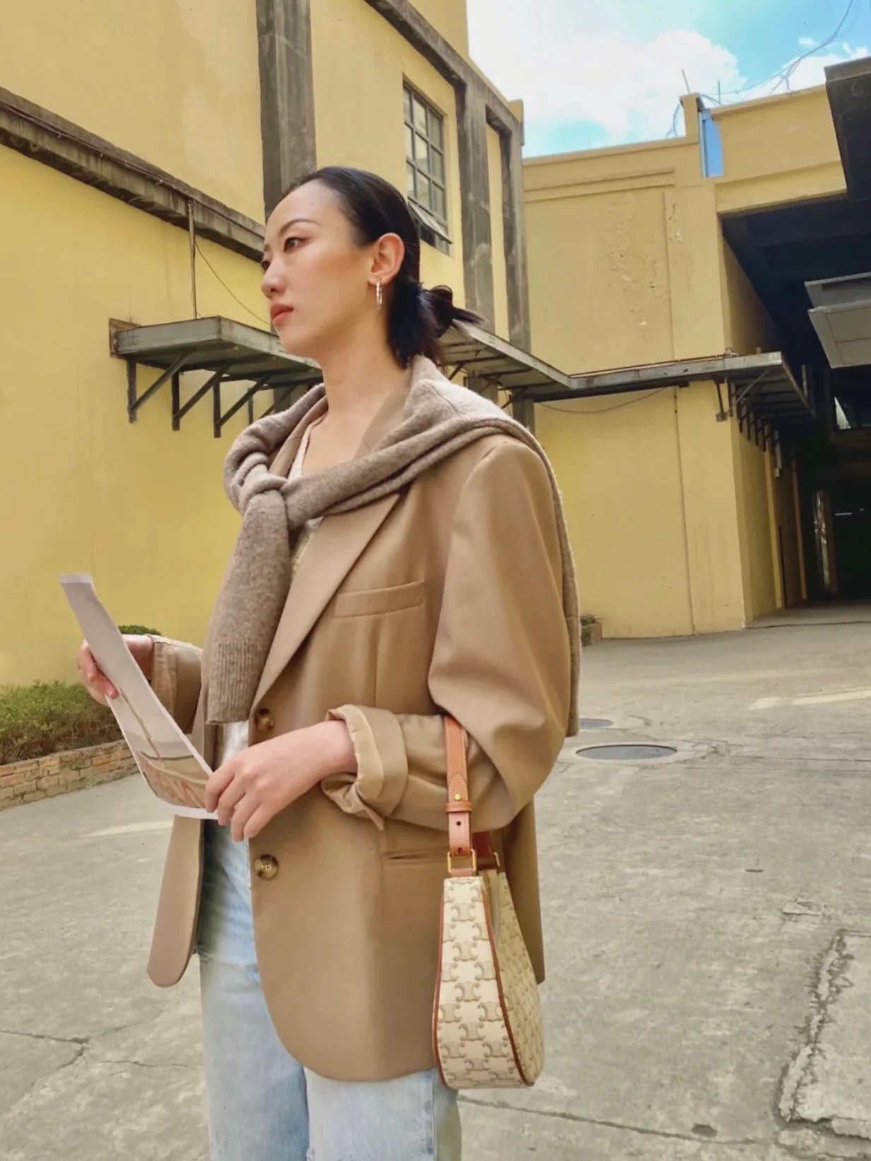 Сумка Celine Ava Triomphe из канваса — белая с монограммой.