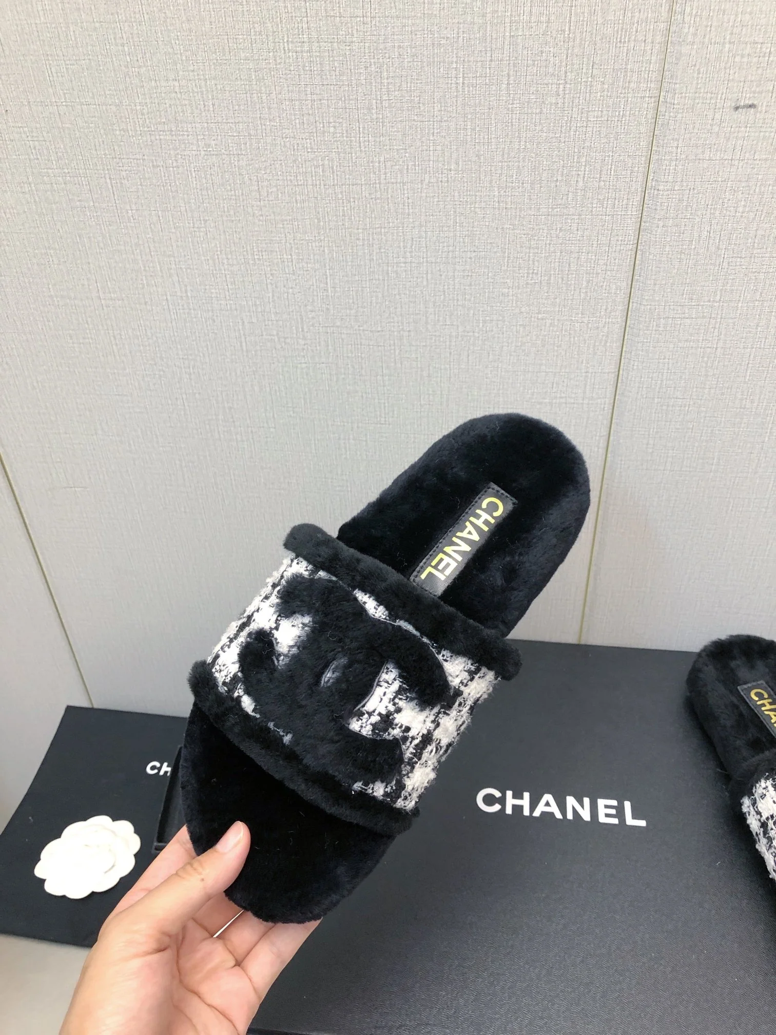 Новинка сезона осень/зима 2023 от Chanel - шерстяные клетчатые тапочки - белые.