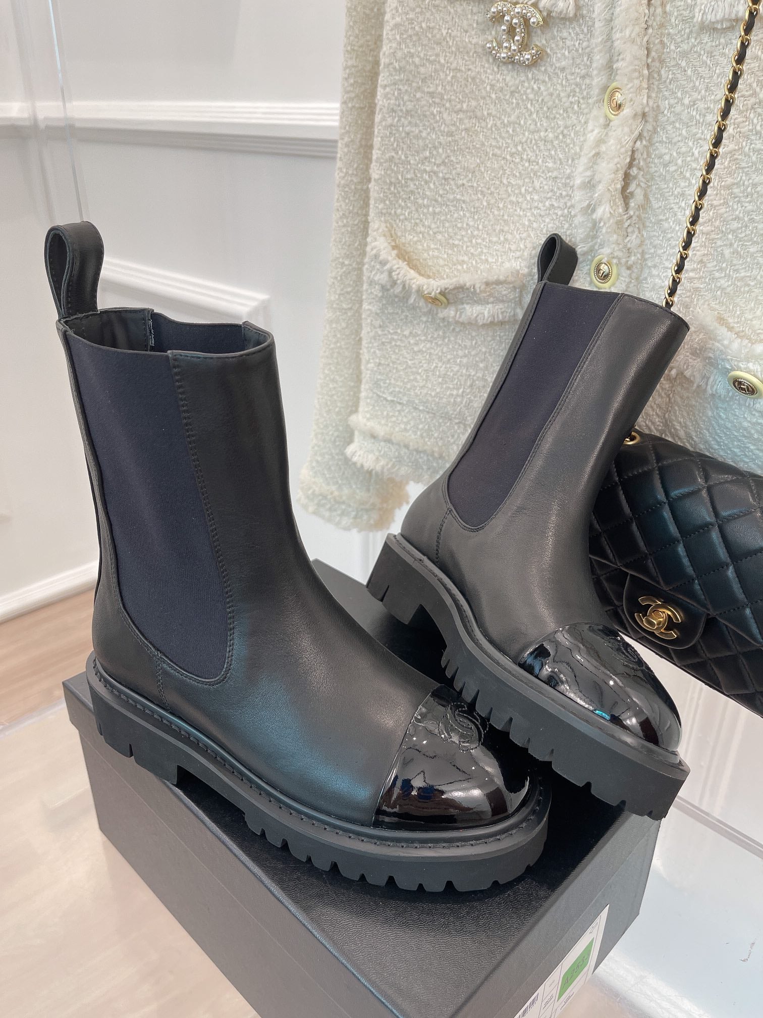 Новинка сезона осень/зима 2023 от Chanel - Ботильоны с круглым носком - Черные