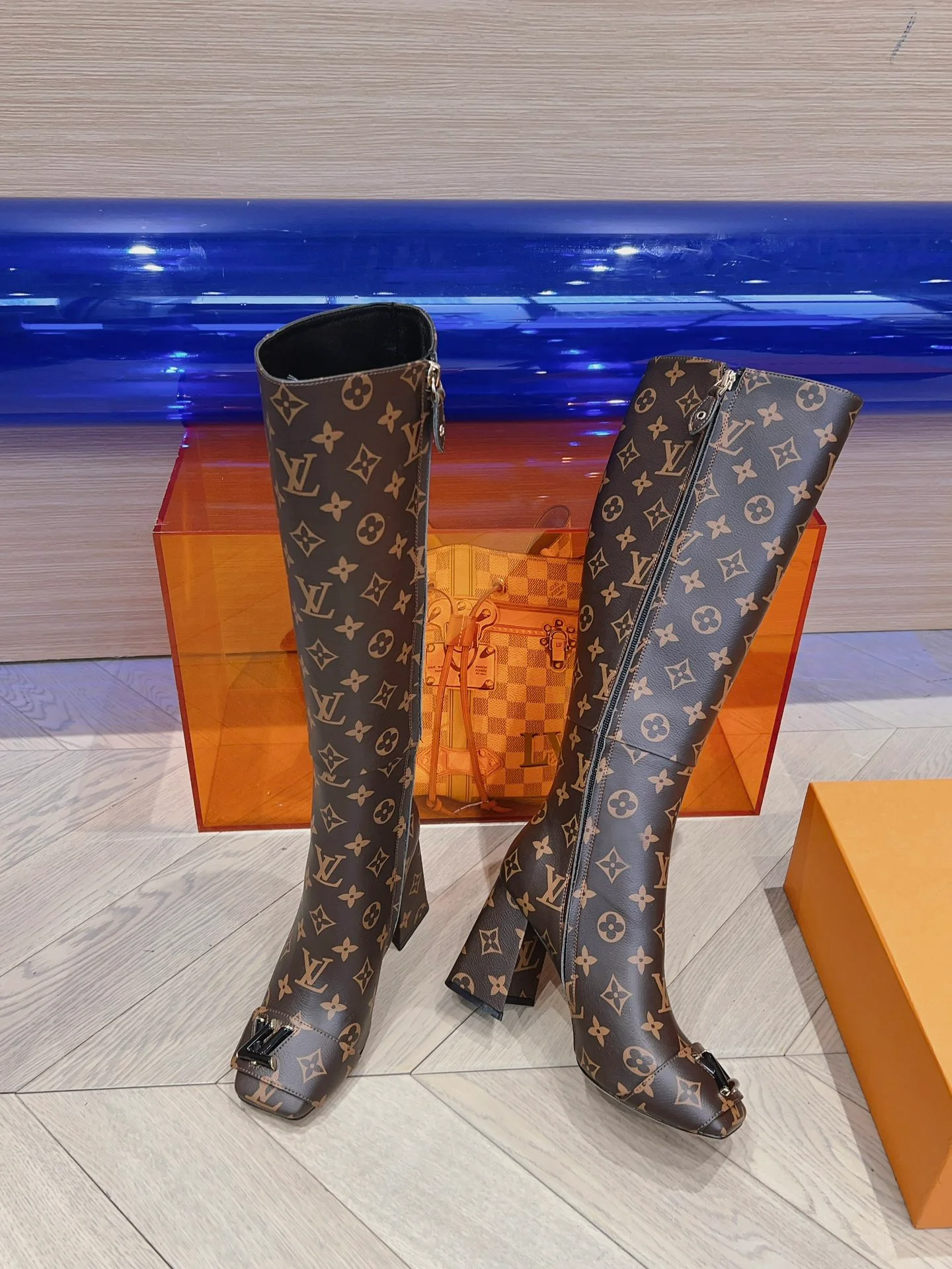 Новые поступления коллекции LV осень/зима 2023 — Ботинки с подиума — Массивные ботинки на высоком каблуке — В стиле монограммы