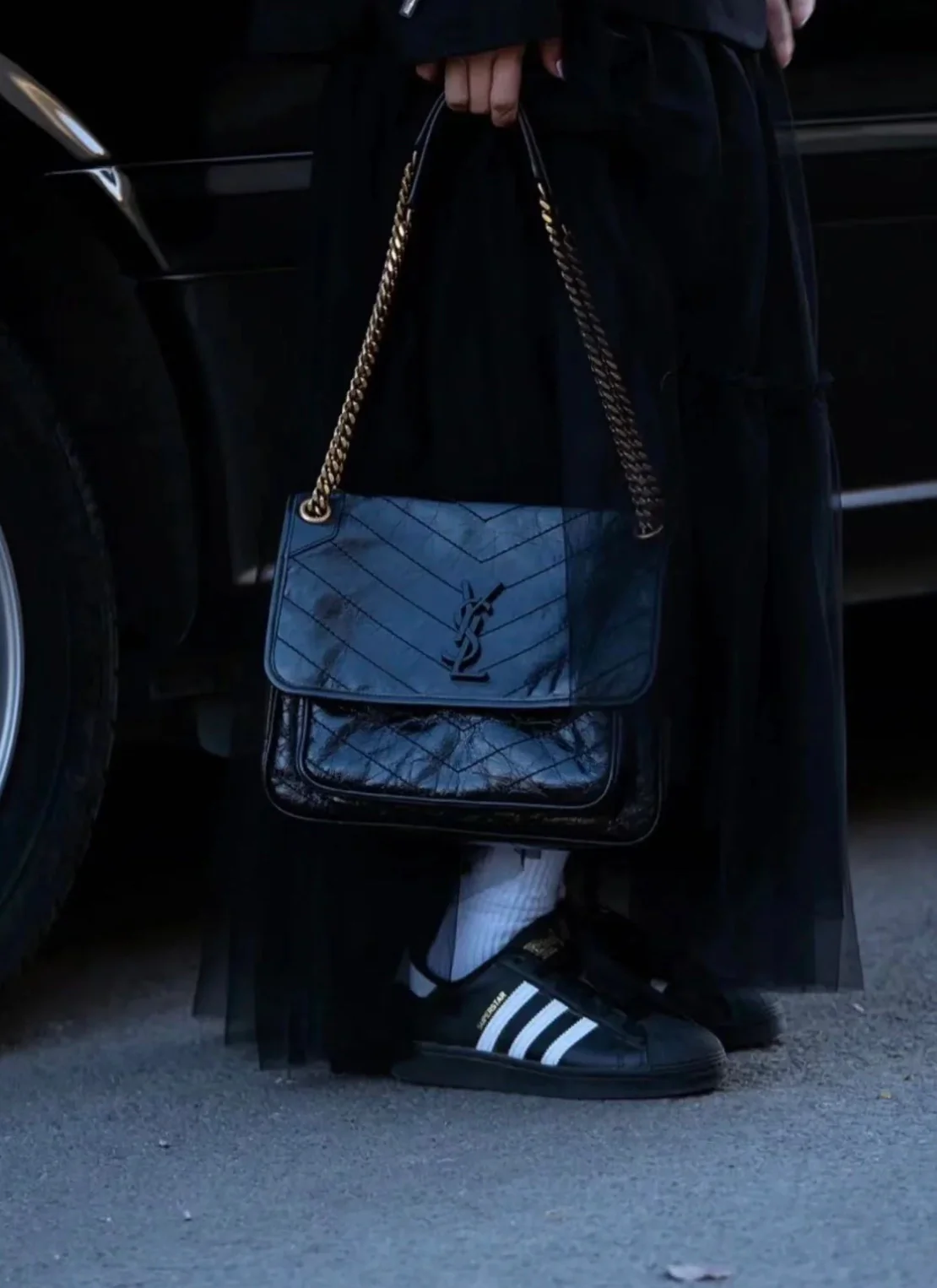 Часы YSL Niki Baby 28 см, кожаные, черные, с золотой цепочкой — на фото.